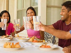 Minum Air Saat Makan Ganggu Pencernaan