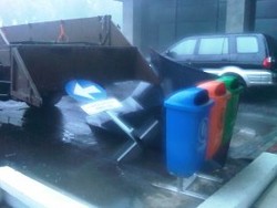 Hujan Angin Landa Istana, Atap & Pohon Berjatuhan