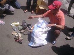 Jelang Penutupan, Kakek Sumbang 30 Sandal Untuk Kapolri