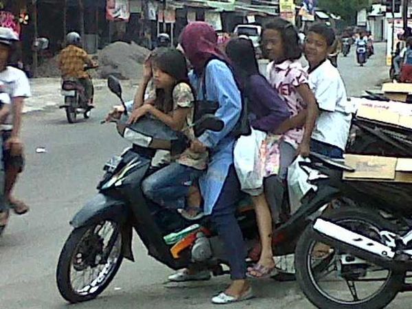 Sekeluarga 5 Orang Naik Motor