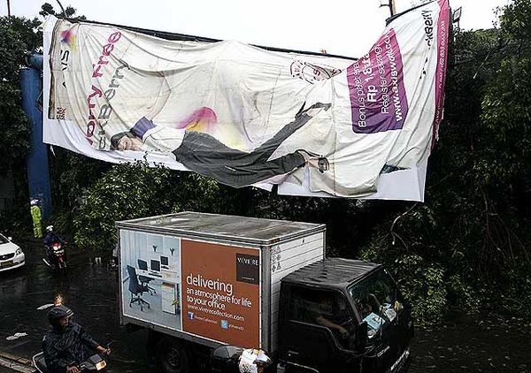 Hujan Angin Robohkan Papan Reklame
