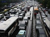 Jalan S Suparman Mengular Panjang