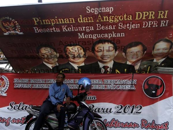 Poster Pimpinan DPR Tumbang