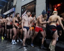 Demi Baju Gratis, Pelanggan Rela Antre Tanpa Busana