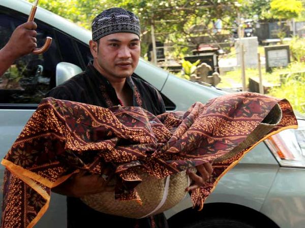 Pemakaman Cucu Kesayangan Rhoma Irama