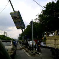 Tiang Listrik di Tengah Jalan Raya Buduran Nyaris Ambruk