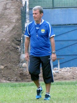 Demam, Drago Mamic tak Bisa Beri Komando di Pinggir Lapangan