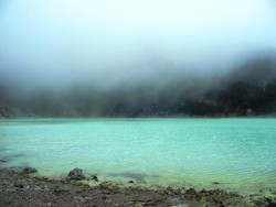 Menikmati indahnya Kawah Putih Gunung Patuha Ciwidey Bandung