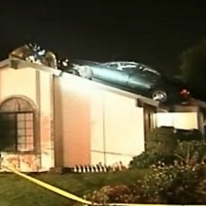 Wow! Ada Mobil Terparkir di Atap Rumah