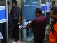 Reka Ulang Perampokan Mobil Pengisi ATM