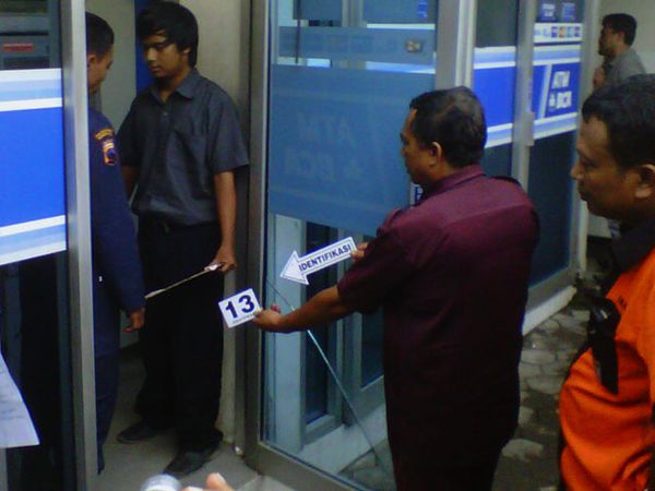 Reka Ulang Perampokan Mobil Pengisi ATM