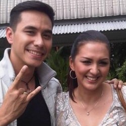 Darius Sinathrya Duet Cinta Bareng Istri