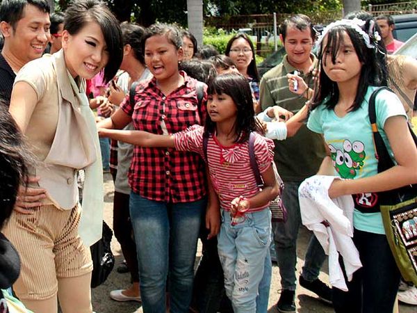 7 Icons Diserbu Fans