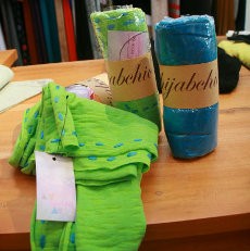 Tampil Colorful dengan Shawl Katun Slub Beraksen Sulam