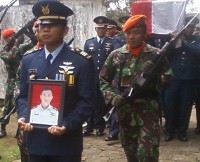 Jenazah Jatuhnya Pesawat Latih TNI AU Dimakamkan di TMP