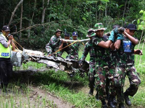 Bangkai Pesawat TNI Dievakuasi