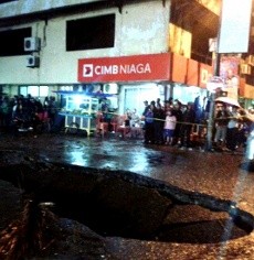 Brukk! Jl Penghibur di Pertigaan Pantai Losari Amblas