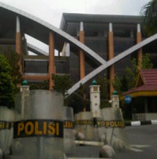 Demo di KPU Pekanbaru, Polisi Jaga Ketat Kantor Walikota & Gubernur