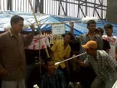 Pong Harjatmo Berulah Lagi di DPR, Bawa Korek Kuping Raksasa