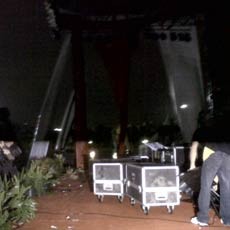 Diterpa Hujan Angin, Prajurit TNI di Monas Berebut Panggung