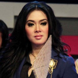 Hobi Makan Duren & Bakso, Syahrini Kena Typhus