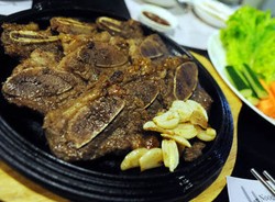 Dijamu Nyonya Korea di Wons Cuisine