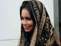Gaya Rossa Berkerudung