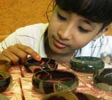 Gelang Cantik Berbahan Limbah Kain Batik Merambah Malaysia