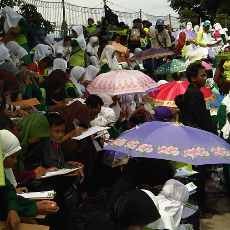 LP Maarif Lamongan Pecahkan Rekor MURI Penulisan Puisi