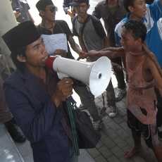 Demo Lambannya APBD, Seorang Mahasiswa Kepergok Bawa Bensin