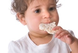 Jangan Biasakan Anak Ngemil Kerupuk