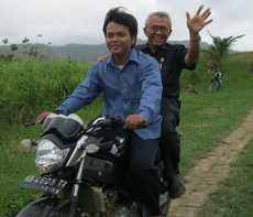 Kisah 3 Menteri Bersepeda Motor di Camar Bulan