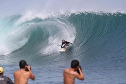 5 Spot Surfing Terbaik di Indonesia