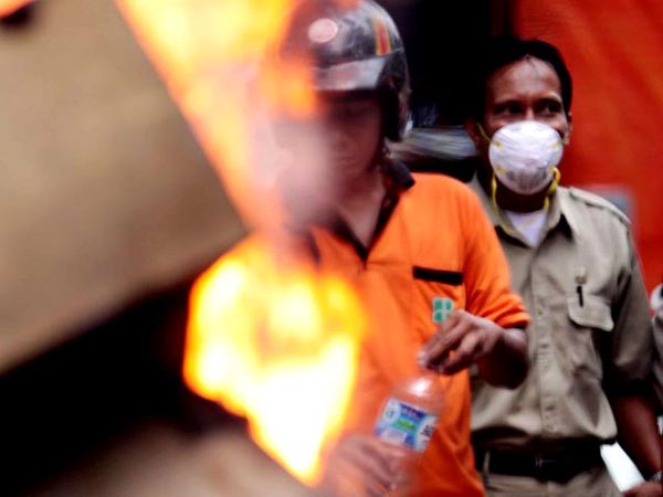 Siaga Flu Burung, Kandang Unggas Dibakar Siaga Flu Burung, Kandang Unggas Dibakar