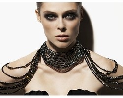 Top Model Coco Rocha Desain Perhiasan untuk Amal