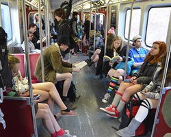 Ribuan Orang Naik Kereta Hanya Pakai Celana Dalam