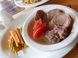 Nyam Nyam... Empuknya Kornet Lidah Sapi Warisan Keluarga