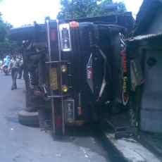 Braak! Truk Muat Kabel Terguling Tabrak Rumah dan Toko