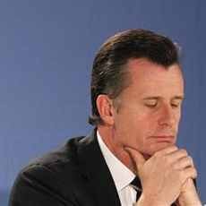 Istri Main Valas, Gubernur Bank Sentral Swiss Mundur