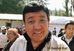 Dr Sanduk Ruit sang Dewa Penglihatan Bagi Pasien Katarak