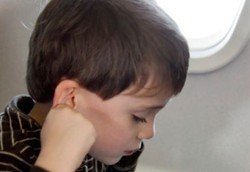 Cara Mudah Atasi Nyeri Telinga Saat Naik Pesawat