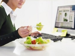 Inilah Kebiasaan Makan yang Buruk di Kantor!
