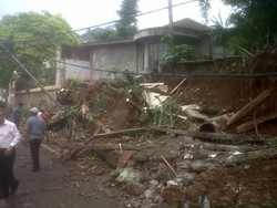Cegah Longsor, Pohon di Pekarangan Rumah Hartati Murdaya Ditebang