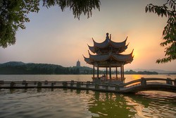 Tersihir Pesona Danau Ular Putih di Cina