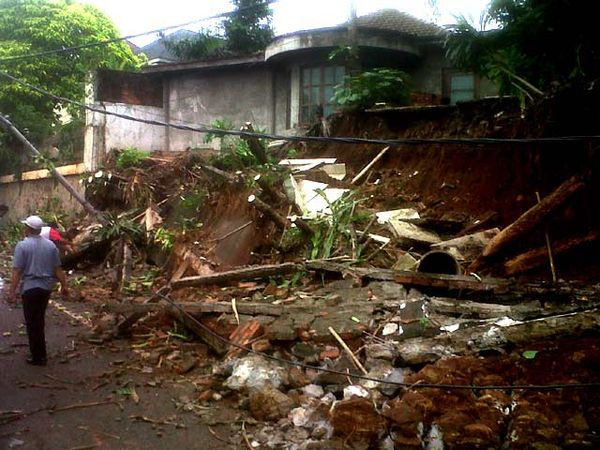 Pagar Rumah Hartati Murdaya Ambruk