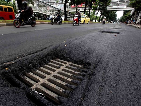 Lubang-lubang Maut di Jalan Sudirman