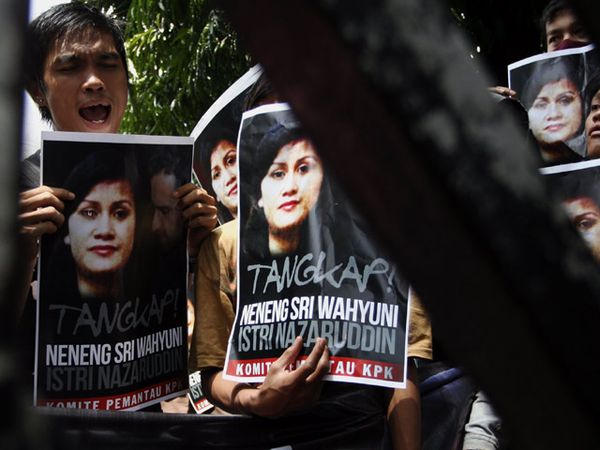 Aksi Menuntut Istri Nazaruddin Ditangkap