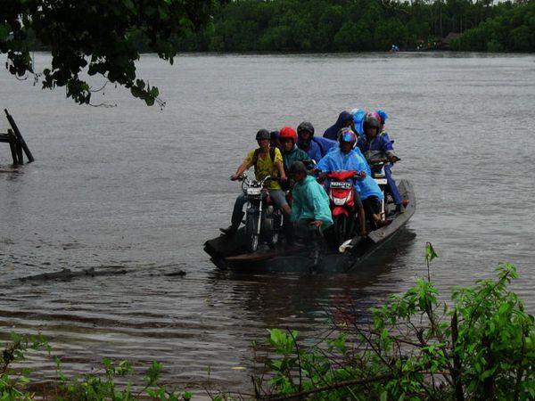 Perahu Bangkong Seberangi Teluk Kalong