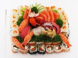  Sashimi Cake Disajikan di Outlet Poke Sushi Terbaru