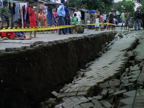 Jalan Lasem Amblas 1 Meter